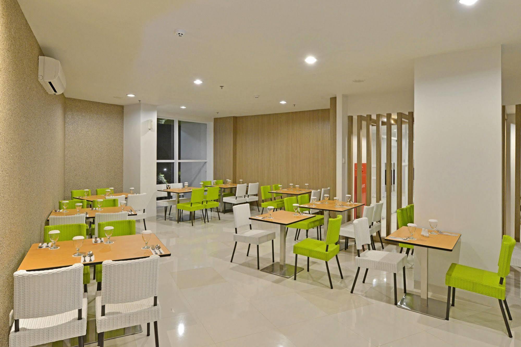 Whiz Prime Hotel Hasanuddin Макасар Екстер'єр фото